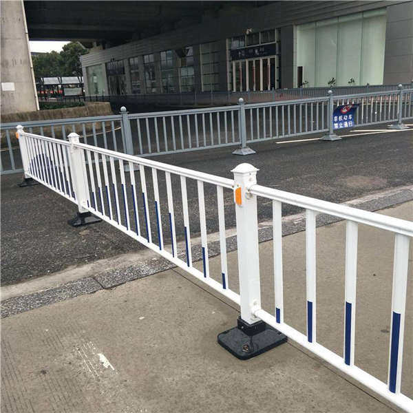 泓宸輝廣場隔離欄桿 京式護(hù)欄支持訂做 U型彎焊接隔離欄